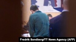 Теракт уюштурганы үчүн өмүр бою абакка кесилген Рахмат Акилов Cтокольгмдогу сотто. 14-февраль, 2018-жыл.