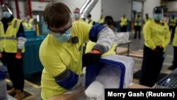 «Pfizer-BioNTech» вакцинасын транспорттоого даярдык. Мичиган, 13-декабрь, 2020-жыл. 
 