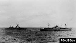 АКШнын аскер кемеси СССР жалдаган жана Ливанда катталган жүк ташуучу Marucla кемесин Кубага бараткан жолунда кармап текшерүүдө. 26-октябрь, 1962