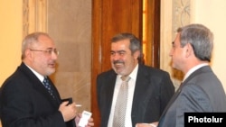 Armenian Revolutionary Federation leaders Vahan Hovannisian, left, and Hrant Markarian speak with President Serzh Sarkisian.