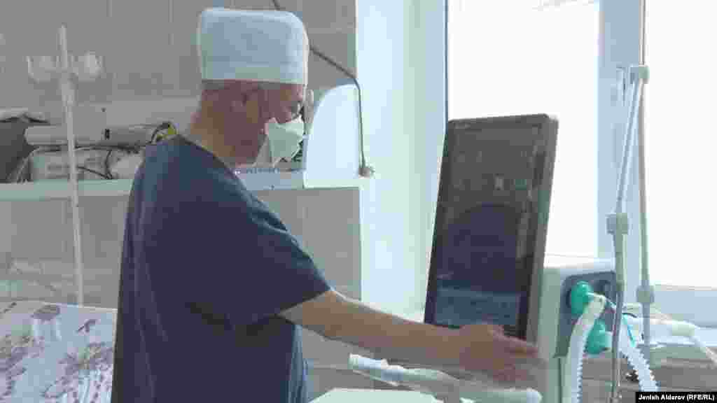 Отделению реанимации Баткенской областной больницы меценаты подарили новый аппарат искуственной вентиляции легких (ИВЛ). На фото - заведующий отделением Рустам Хусеинов.