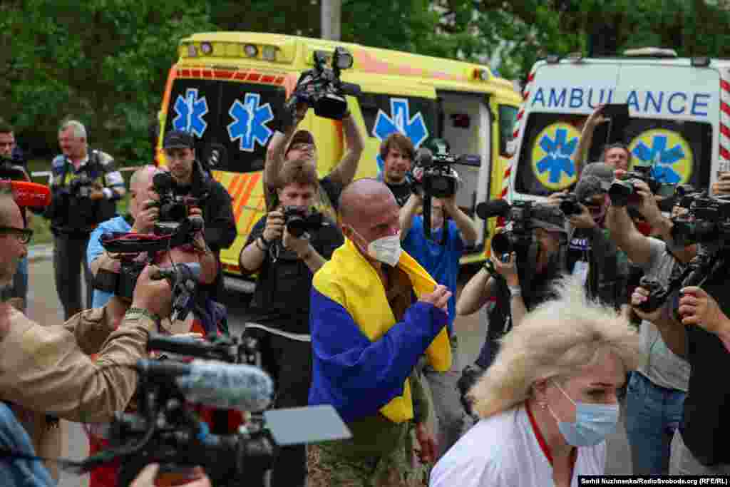 Усі 307 визволених військовослужбовців – чоловіки, представники рядового та сержантського складу. Наймолодшому звільненому – 25, найстаршому – 61 рік. Серед них є поранені та хворі