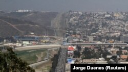 АКШ -Мексика чек арасынын  бөлүгү. Сүрөт чек аранын Мексика  тарабынан тартылган. 4-апрель,  2018-жыл. 