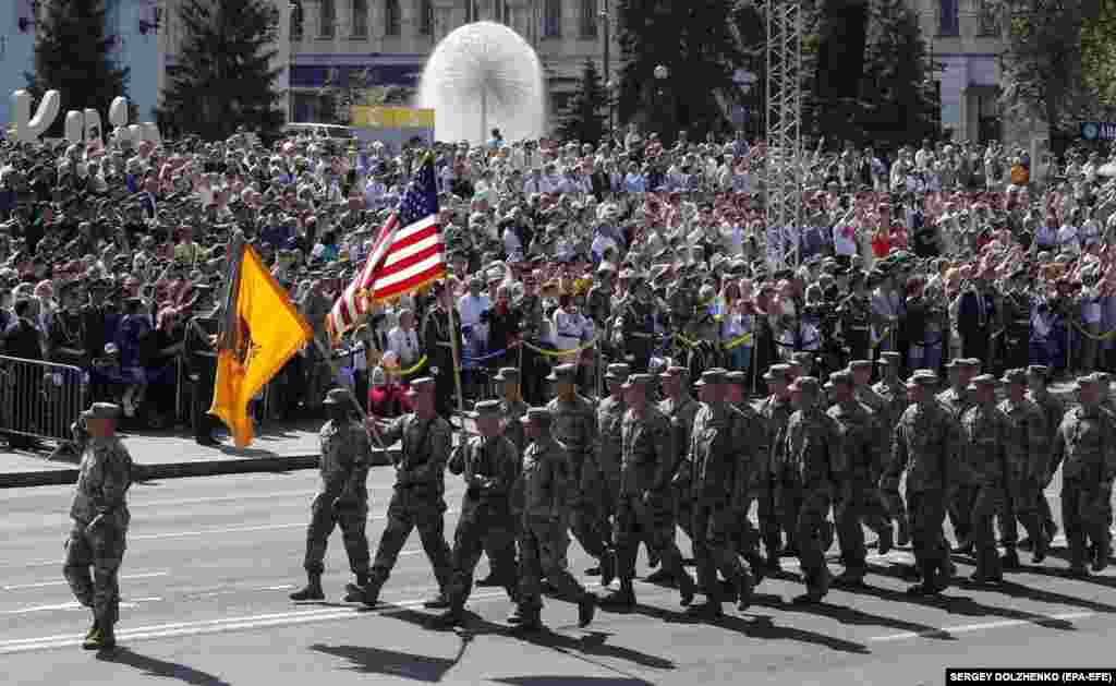 У параді взяли участь військові 13 іноземних держав. Хрещатиком крокували військові розрахунки Великої Британії, США, Канади, Литви, Естонії, Польщі, Румунії, Молдови, а також прапороносні групи з Грузії, Латвії, Данії, Польщі. На фото &ndash; військові США