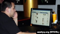 Интернет-кафенин кардары. Алматы шаары.