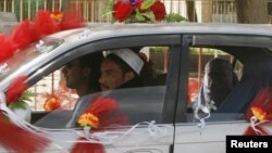 آرشیف، یک موتر گلپوش در شهر کابل