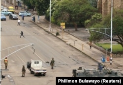 Зимбабвенин борборундагы аскерлер.