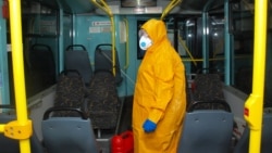 Виктория дезинфицирует троллейбус