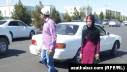 Türkmenistanda hijaply zenanlara häli-şindi duş gelse bolýar. Türkmenistan (arhiw suraty) 