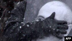 Человек с портретом Михаила Ходорковского на митинге в Петербурге 12 декабря 2010 г