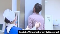 Lukman bir raýaty rentgene düşürýär (lllýustrasiýa suraty)