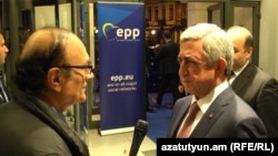 Президент Армении Серж Саргсян (справа) дает эксклюзивное интервью директору Радио Азатутюн Грайру Тамразяну, Брюссель, 23 ноября 2017 г.