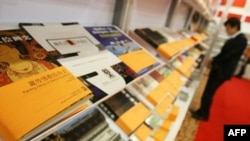 Но и издания в традиционном виде продолжают пользоваться популярностью, так что на ярмарке был зафиксирован рекорд посещаемости