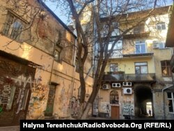 Дворик Віктюка і дерево, яке було першою "сценою"