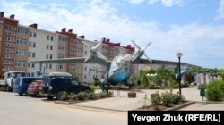 Гидросамолет Бе-12 российские власти установили в сквере поселка Мирный в 2018 года. Фото сделано в июле 2021 года