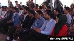 آرشیف- شماری از جوانان در کابل. عکس جنبه تزئینی دارد