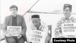 Политическая голодовка в Казани, 14-27 мая 1991 года. Фазыл Валиахметов слева.