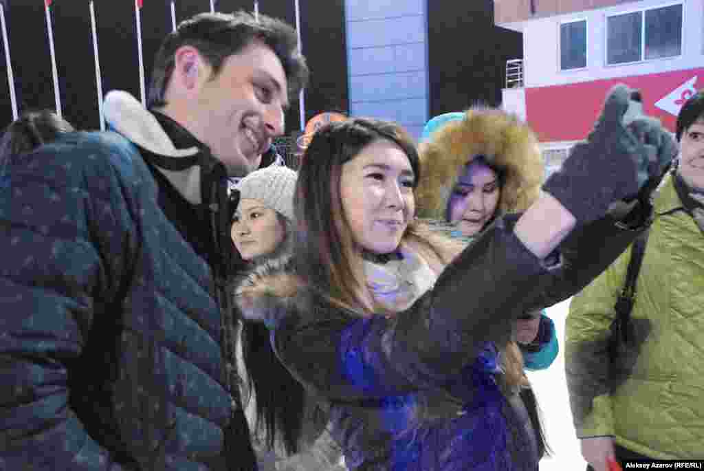 Кому-то удалось сделать селфи с известным фигуристом из Франции Брианом Жубером.