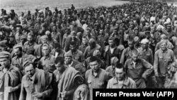 1942-жылы Украинанын түштүгүндө немистердин колуна туткунга түшүп, концлагерге бара жаткан советтик аскерлер. Маалыматтарга караганда, 1942-жылы 45 000 советтик жоокер туткунга түшкөн.