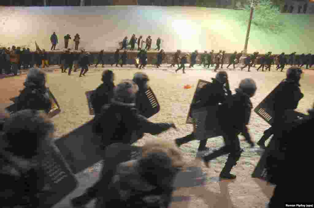 Полиция өкмөт үйүнүн алдында митингчилерди кубалап таратууда.&nbsp; 