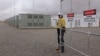 Робітник біля воріт Hornsdale Power Reserve, де встановлена батарея Tesla