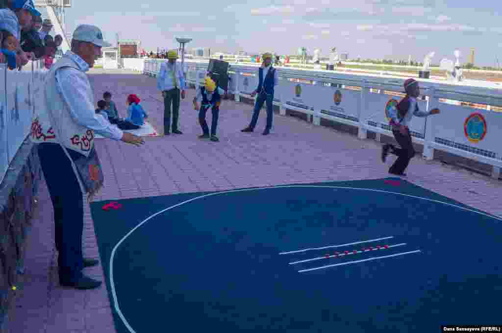 Мелдештердин алдында көрүүчүлөргө улуттук &quot;Асык атуу&quot; (ордо) оюну тартууланды.&nbsp;