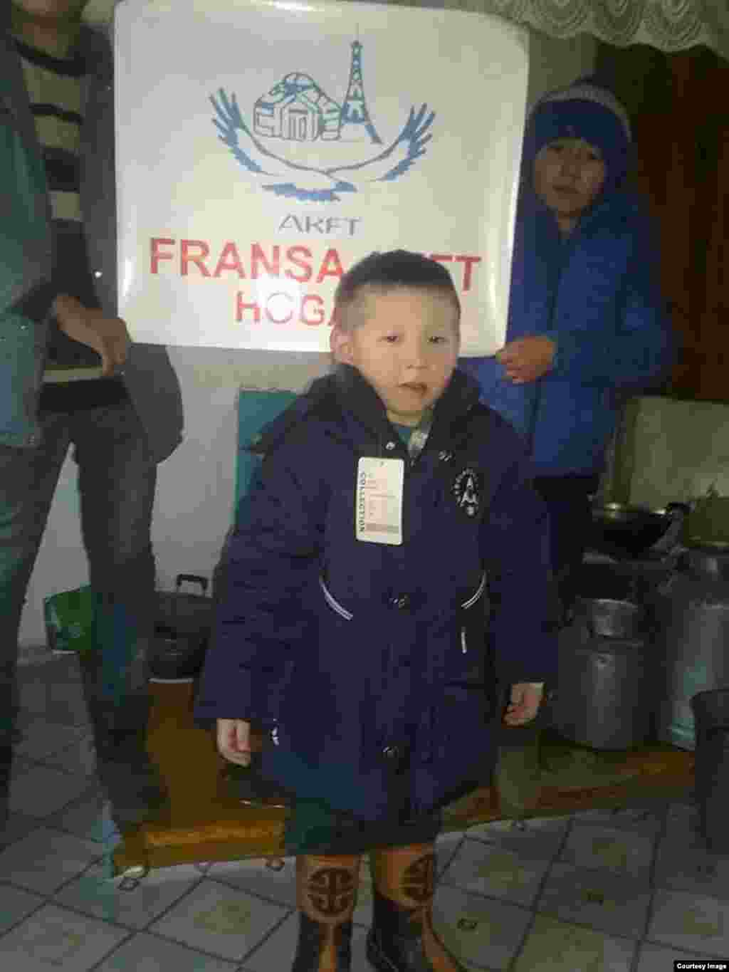 Ребенок в новой одежде.