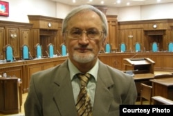 Автор статті Тарас Марусик у приміщенні КСУ