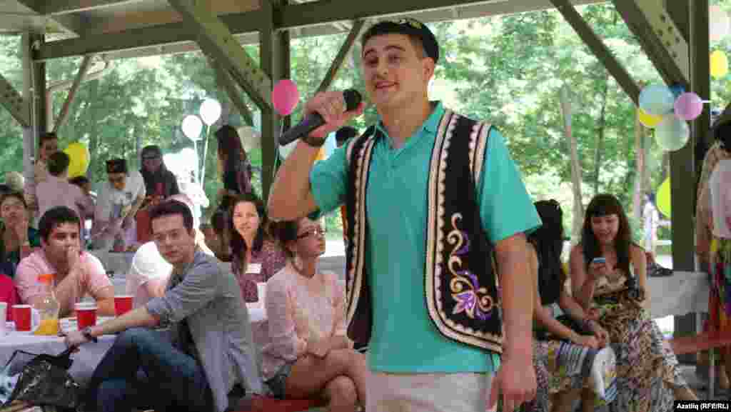 Сабантуйны оештыручыларның берсе - Илмир Әхмәтҗанов - бәйрәмне татарча...