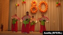 Студент кызлар корея халыклары биюен башкара