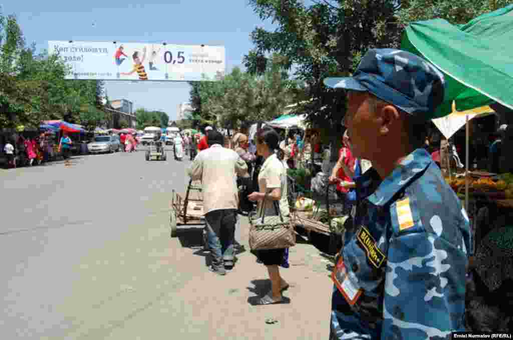 Ошто коопсуздук чаралары күчөтүлдү - Ош шаарынан бир көрүнүш, 1-июнь, 2011.