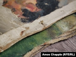 Край полотна, з якого були витягнуті кнопки, щоб відокремити картини від рам, транспортувати та сховати їх