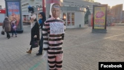 The effigy was placed in Perm's central Lenin Street in November 2018. 