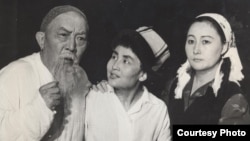 "Атанын тагдыры" спектаклинде