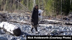 Агафья Лыкова тайгада жалғызсырамайтынын айтады.