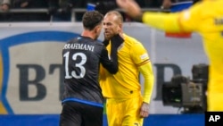 Fundașul kosovar Amir Rrahmani îl strânge de gât pe atacantul Denis Alibec, după un fault care a declanșat abandonul naționalei din Kosovo, în timpul meciului de pe Arena Națională, 15 noiembrie 2024.