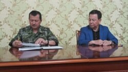 Тажикстандын Улуттук коопсуздук комитетинин башчысы Саймумин Ятимов менен кыргыз өкмөтүнүн Баткен облусундагы ыйгарым укуктуу өкүлү Өмүрбек Суваналиев. "Азия-плюс" агенттигинин сүрөтү, 29-апрель, 2021-жыл.