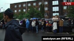 Մարդիկ արգելափակել են Երևանի դատարանի Նոր Նորքի նստավայրի մուտքը, 20-ը մայիսի, 2019թ․