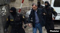 Իրավապահները բերման են ենթարկում Ժիրայր Սեֆիլյանին, 20-ը հունիսի, 2016թ.