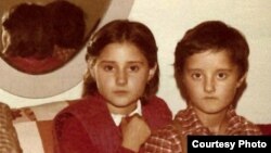 Натали, эмигрантка из Боснии со своим братом в раннем детстве. Фото из личного альбома.