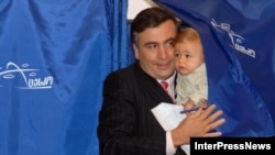 На фоне обострения отношений с Россией первые лица Грузии демонстрируют уверенность в своих силах. Михаил Саакашвили открывает больницы и дороги, а сегодня проголосовал на местных выборах