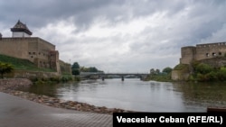 Мост через реку Нарва, по которой проходит граница Эстонии и России