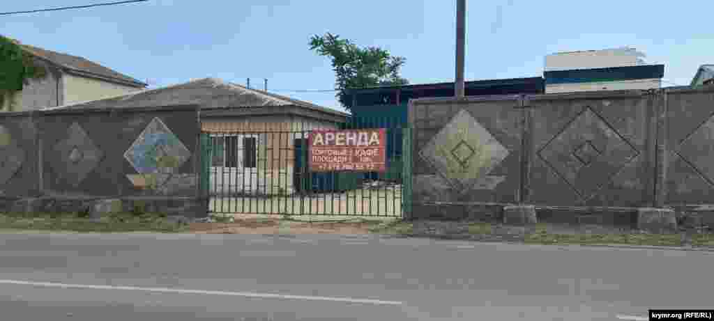 У пік сезону багато оголошень про оренду кафе, що простоюють, і торгових майданчиків