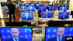 Айрым серепчилер Бишкек Москвадан экономикалык жактан көз каранды болгондуктан орус телеканалдарын таратуудан баш тарта албай турганын айтышат.