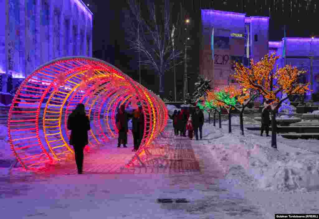 Айрым динчилдер &quot;Жаңы жылды белгилөөгө шарият жол бербейт&quot; дешип, анын ордуна диний майрамдарды сунуштап жүрүшөт. Дин аалымдарынын арасында да Жаңы жыл майрамын белгилебөөгө үндөгөндөр бар.