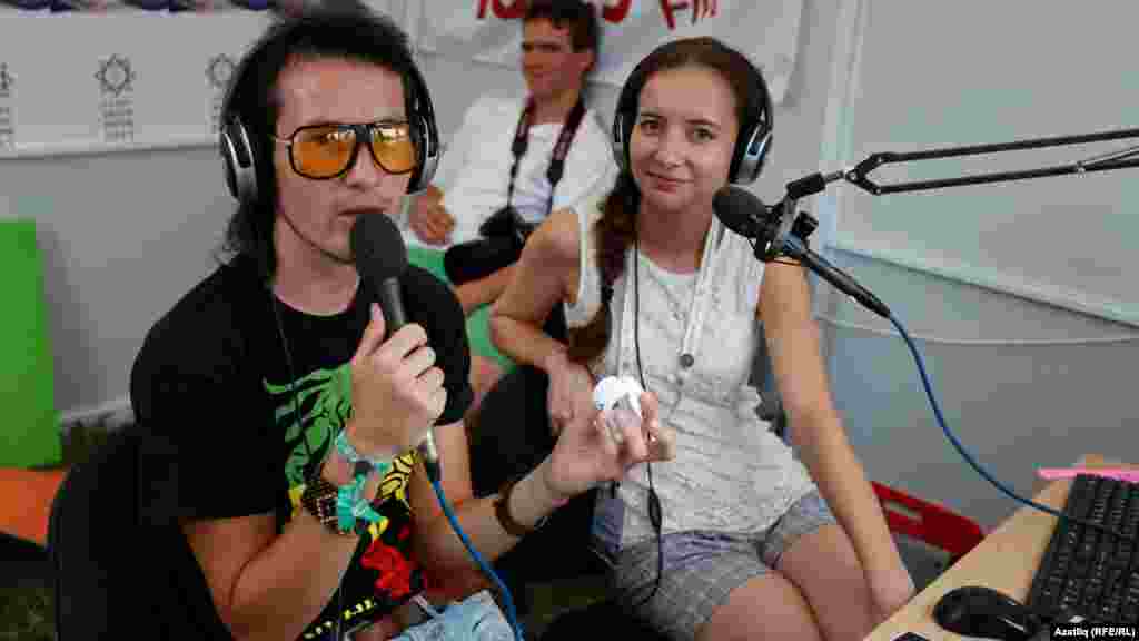 &quot;СәләтFM&quot; радиосында элекке сәлкеш, яшь кино режиссер Илшат Рәхимбай һәм радио ди-джей Алисә Җамалиева