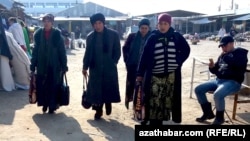 Dänewiň ýaşaýjylary aradan bir ýyldan hem aşa wagt geçse-de, häkimligiň özlerine beren wadalaryny berjaý etmändigini aýdýarlar.