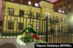 Цветы у консульства Украины в Петербурге