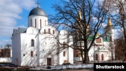 Чернігів. Ліворуч: Собор Бориса й Гліба часів України-Русі – пам'ятка архітектури початку XII століття. Праворуч: Спасо-Преображенський (Спаський) собор у Чернігові – одна із найстаріших збережених монументальних кам'яних будов України-Русі, початок будівництва – до 1036 року. 