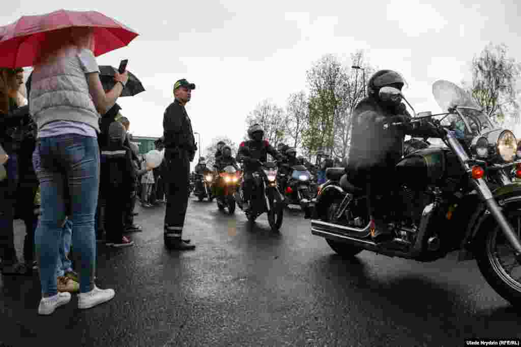 Дзеля мотпараду часова перакрываўся рух транспарту.